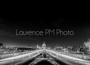Achat de photo de saint paul et millenium bridge à Londres en noir et blanc